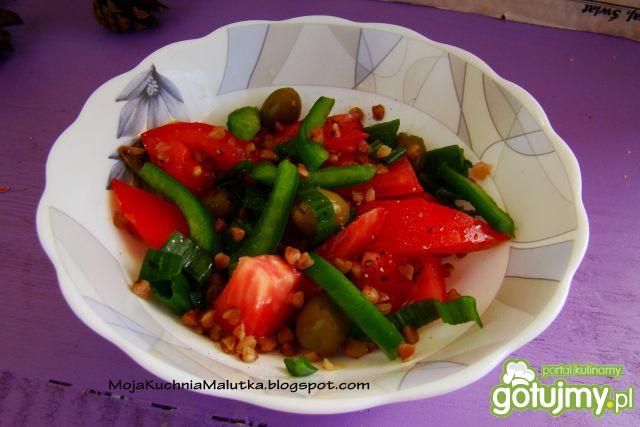 Letnia sałatka warzywna z kaszą gryczaną Letnia sałatka warzywna z kaszą gryczaną