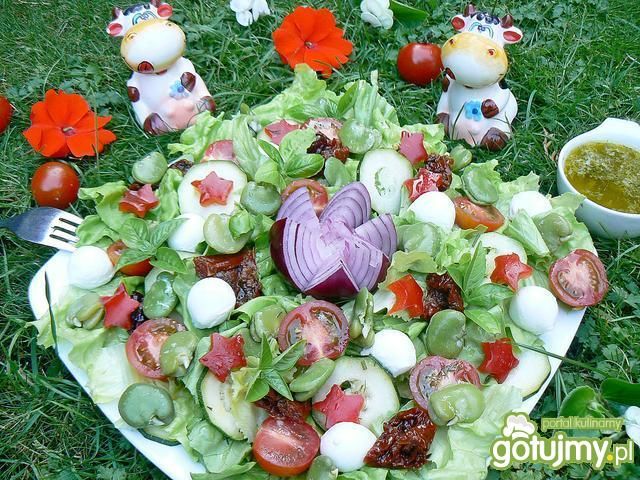 Letnia sałatka z bobem i sosem koperkowy