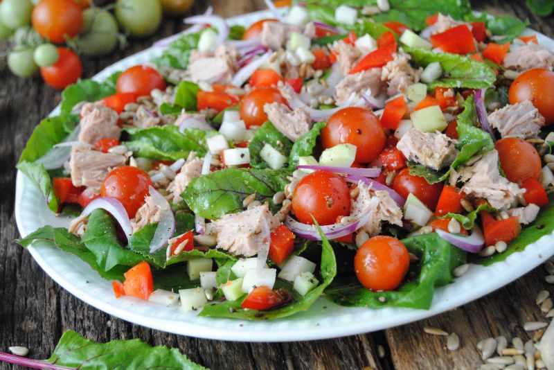 Letnia sałatka z botwinką i tuńczykiem