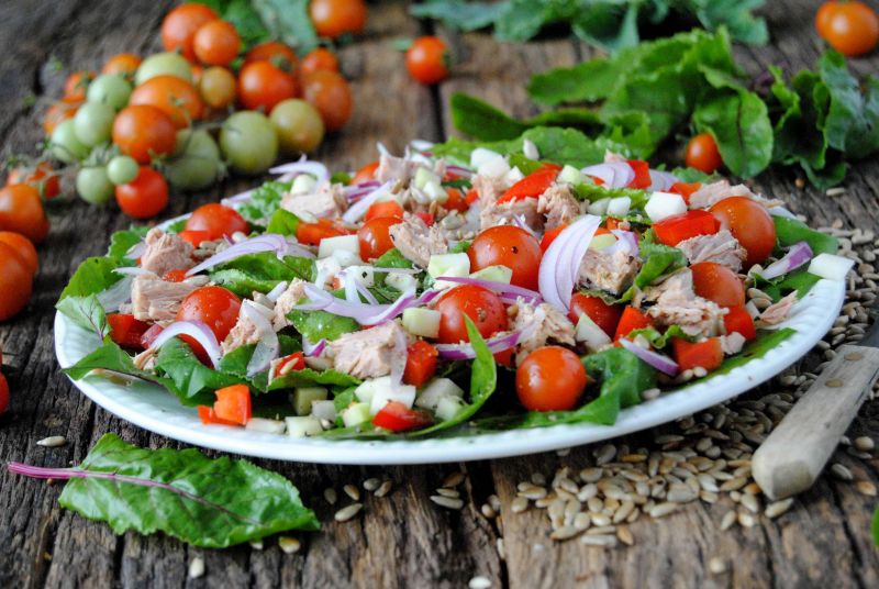 Letnia sałatka z botwinką i tuńczykiem