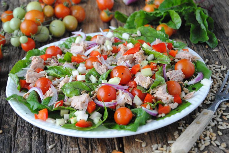 Letnia sałatka z botwinką i tuńczykiem