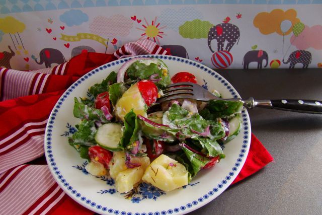 Letnia sałatka z botwinki i pomidorków