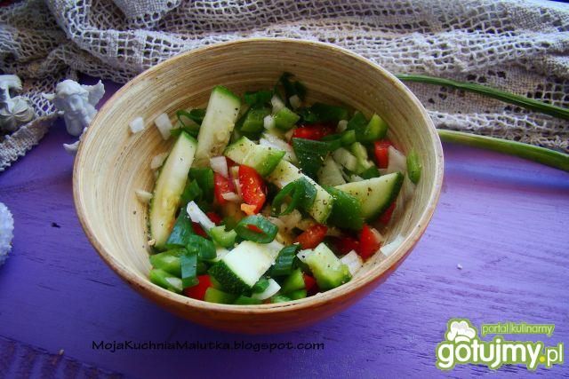 Letnia sałatka z cukinii z winegret