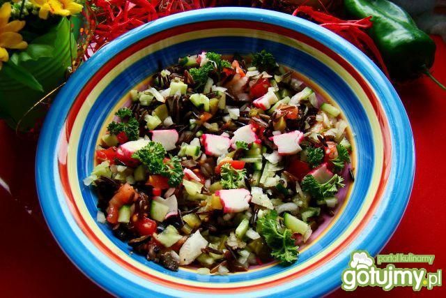 Letnia sałatka z dzikim ryżem i surimi  Letnia sałatka z dzikim ryżem i surimi