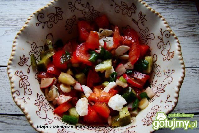 Letnia sałatka z mozzarellą i ogórkiem 