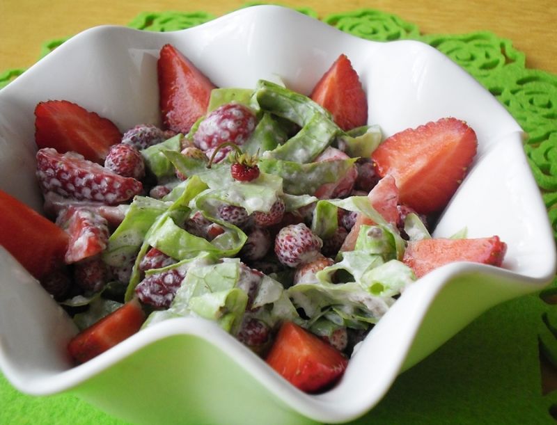 Letnia sałatka z poziomkami 