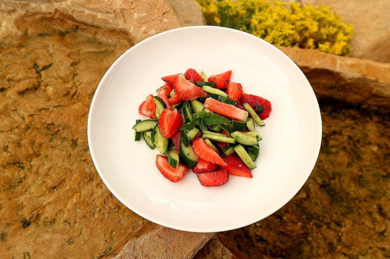 Letnia sałatka z truskawkami i ogórkiem