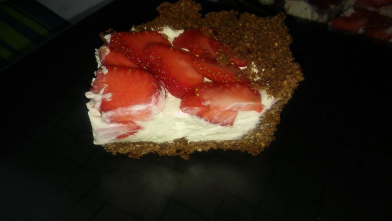 Letnia tarta z truskawkami bez pieczenia Letnia tarta z truskawkami bez pieczenia