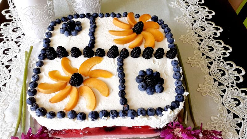 Letnie ciasto z owocami i roladkami 