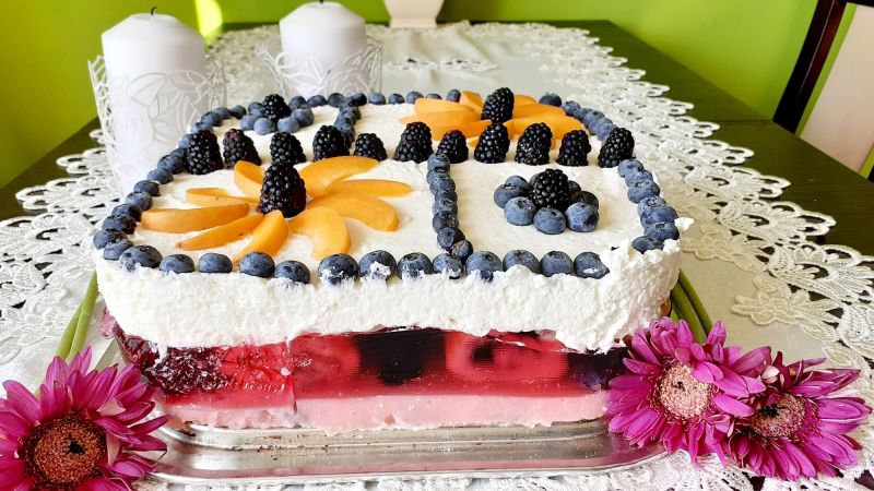 Letnie ciasto z owocami i roladkami 