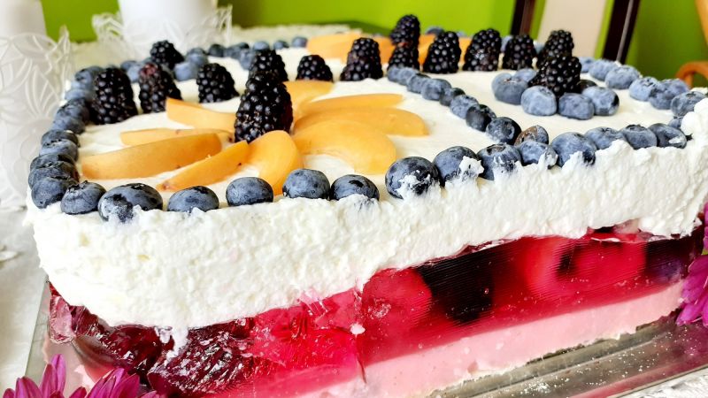Letnie ciasto z owocami i roladkami 