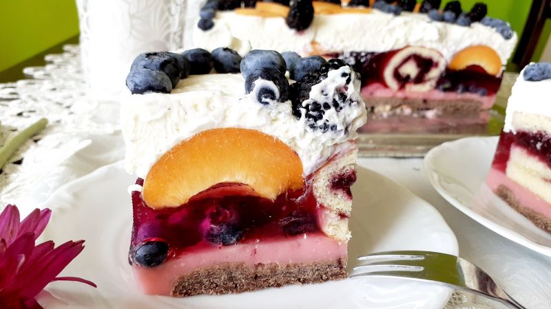 Letnie ciasto z owocami i roladkami 