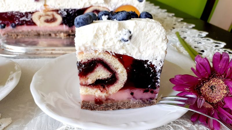 Letnie ciasto z owocami i roladkami 