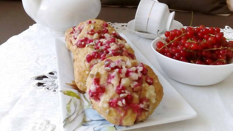 Letnie drożdżówki z porzeczkami Letnie drożdżówki z porzeczkami