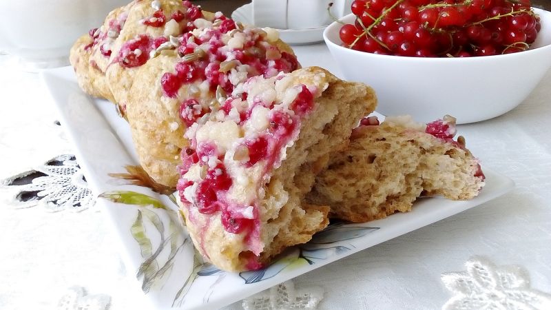 Letnie drożdżówki z porzeczkami Letnie drożdżówki z porzeczkami