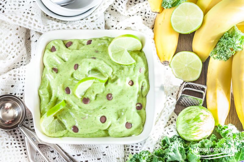 Limonkowe lody z czekoladą i jarmużem Limonkowe lody z czekoladą i jarmużem