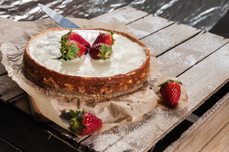 Limonkowy sernik z białą czekoladą i truskawkami 