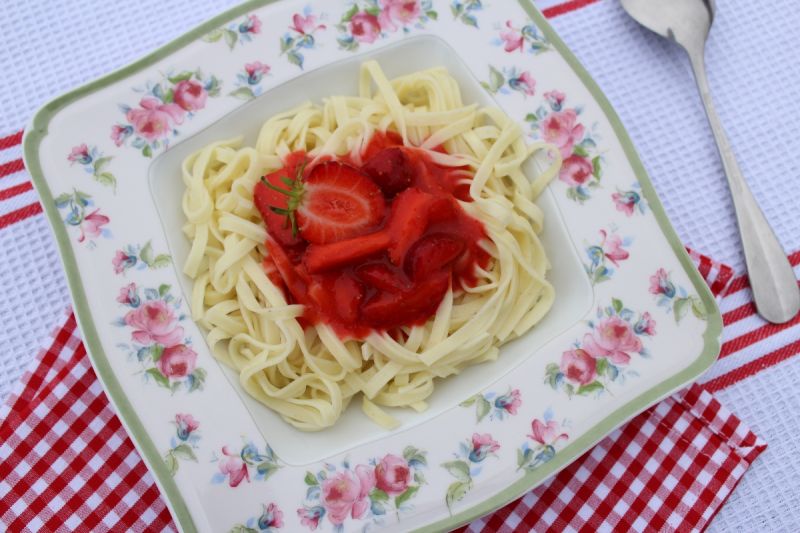 Linguine z sosem truskawkowym Linguine z sosem truskawkowym