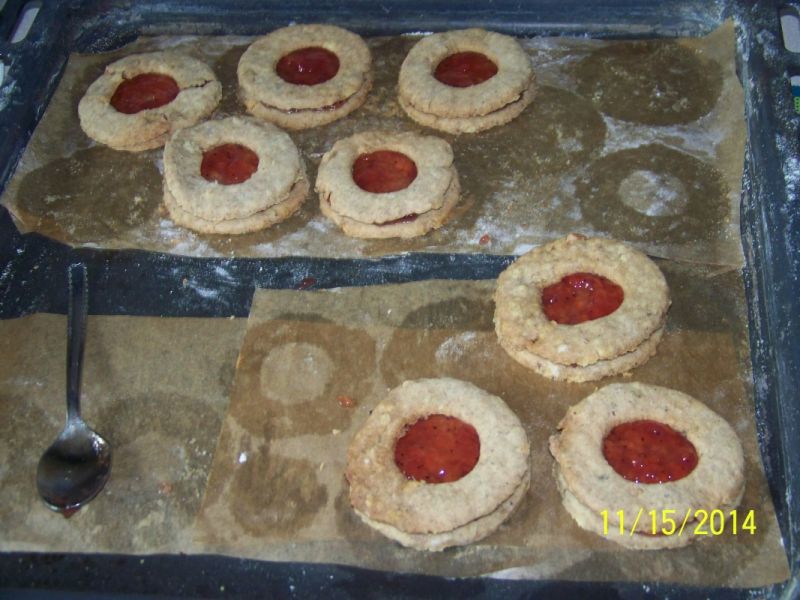 Linzer cookies- kruche ciastka z dziurką 