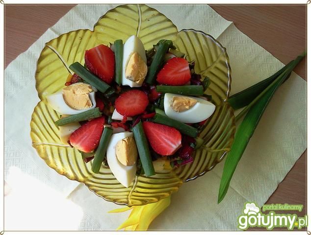 Liście botwinki z truskawkami i jajkiem 