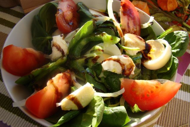 Liście szpinaku z papryka i mozzarellą Liście szpinaku z papryka i mozzarellą