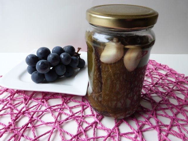 Liście winogron z czosnkiem i chrzanem Liście winogron z czosnkiem i chrzanem