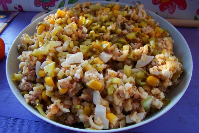 Literkowa salatka z tuńczykiem i jajkiem  Literkowa salatka z tuńczykiem i jajkiem