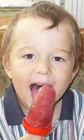 Lizaki lodowe o smaku truskawkowym Lizaki lodowe o smaku truskawkowym