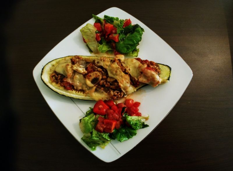 Łódeczki cukinii z mięsem mielonym i pieczarkami