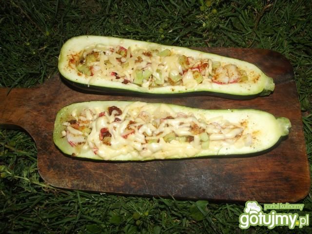 Łódeczki cukiniowe z warzywami i surimi