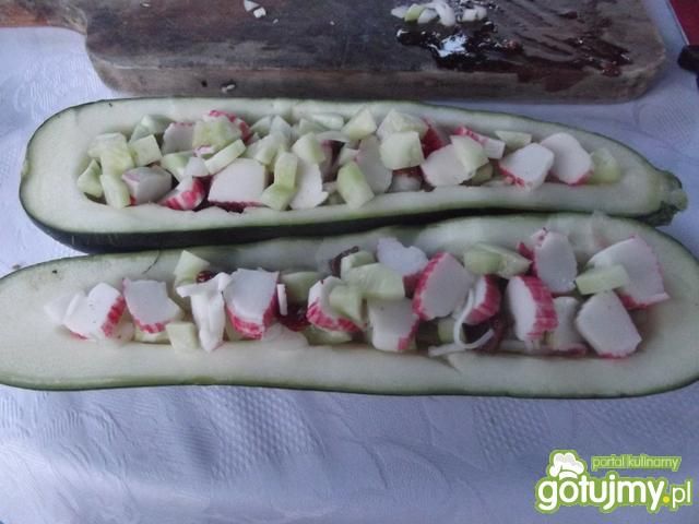 Łódeczki cukiniowe z warzywami i surimi