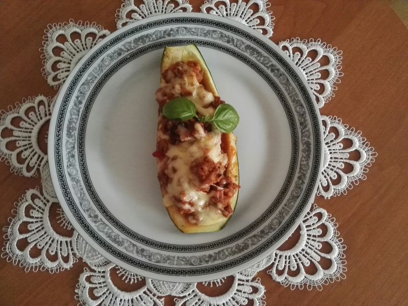 Łódeczki z cukinii z farszem mięsnym z pieczarkami