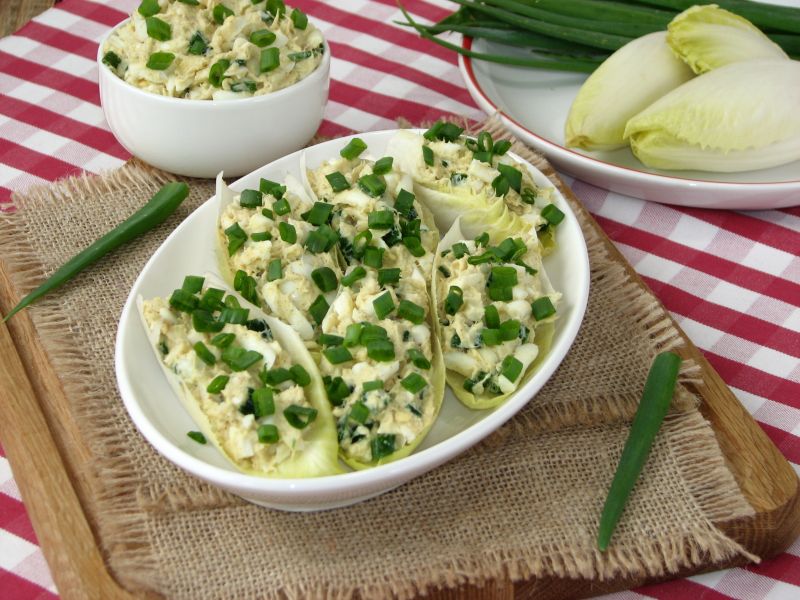 Łódeczki z cykorii z pastą rybną Łódeczki z cykorii z pastą rybną