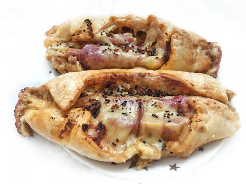 Łódeczki z parówką i salami Łódeczki z parówką i salami