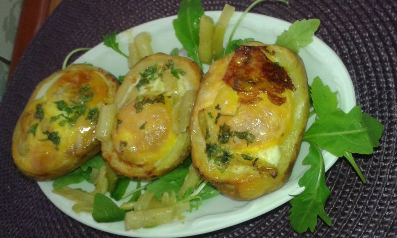 Łódeczki ziemniaczane z fasolką,jajkiem na rukoli Łódeczki ziemniaczane z fasolką,jajkiem na rukoli