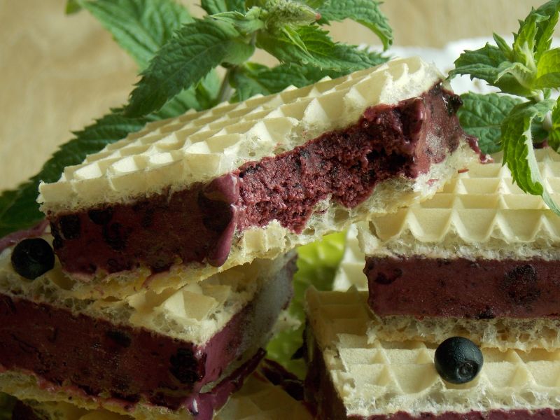 Lodowa kanapka z jagodami, czyli deser w waflu