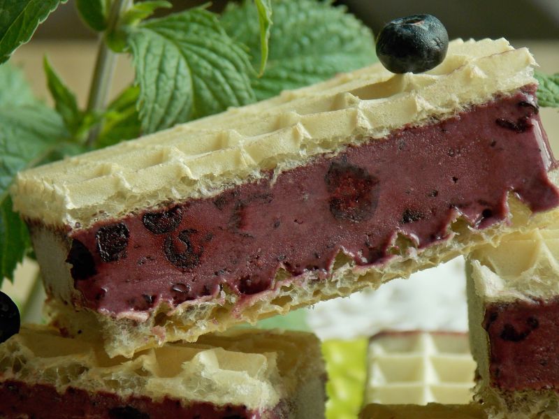 Lodowa kanapka z jagodami, czyli deser w waflu