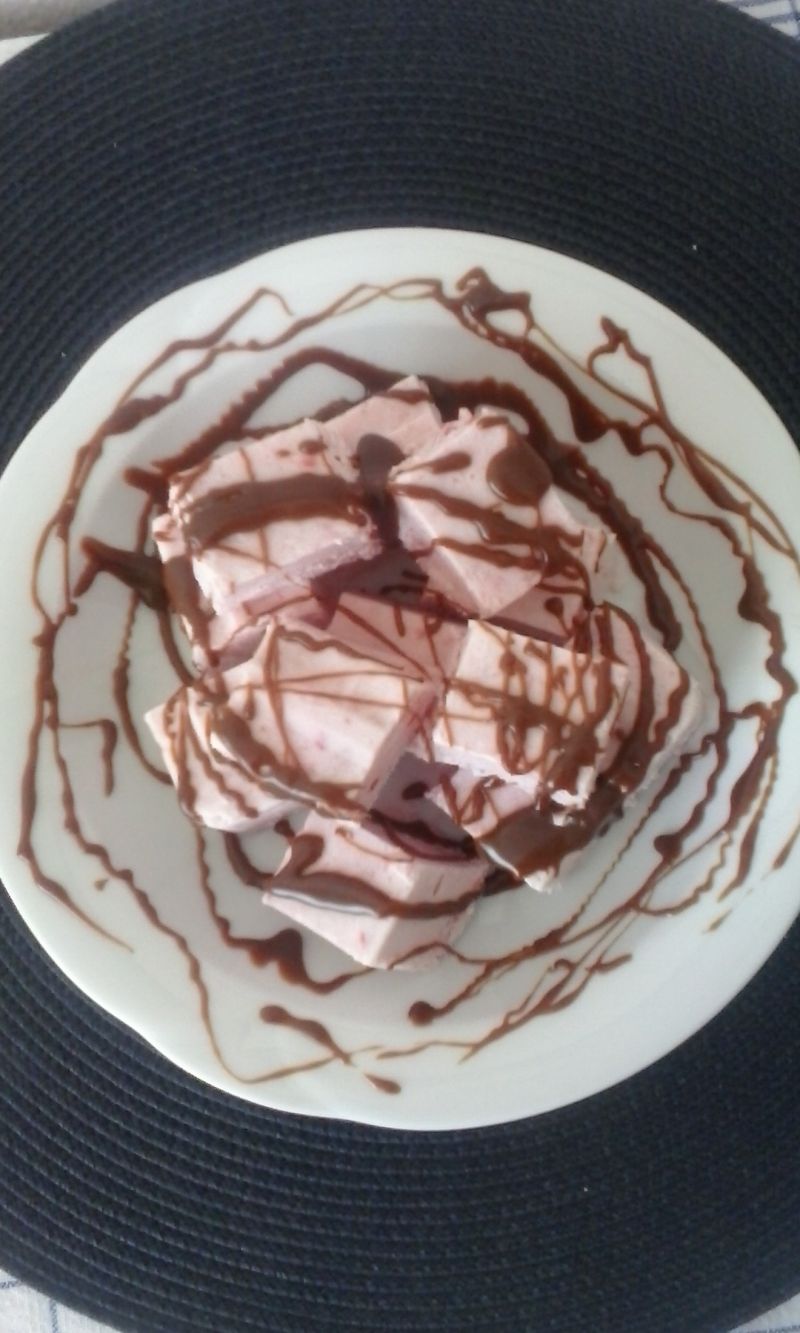 Lodowa kostka malinowa z polewą czekoladową Lodowa kostka malinowa z polewą czekoladową