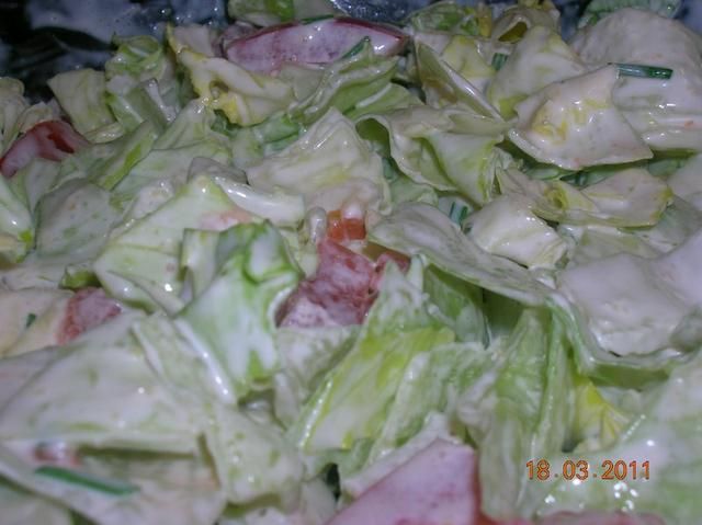 Lodowa sałata z sosem czosnkowym