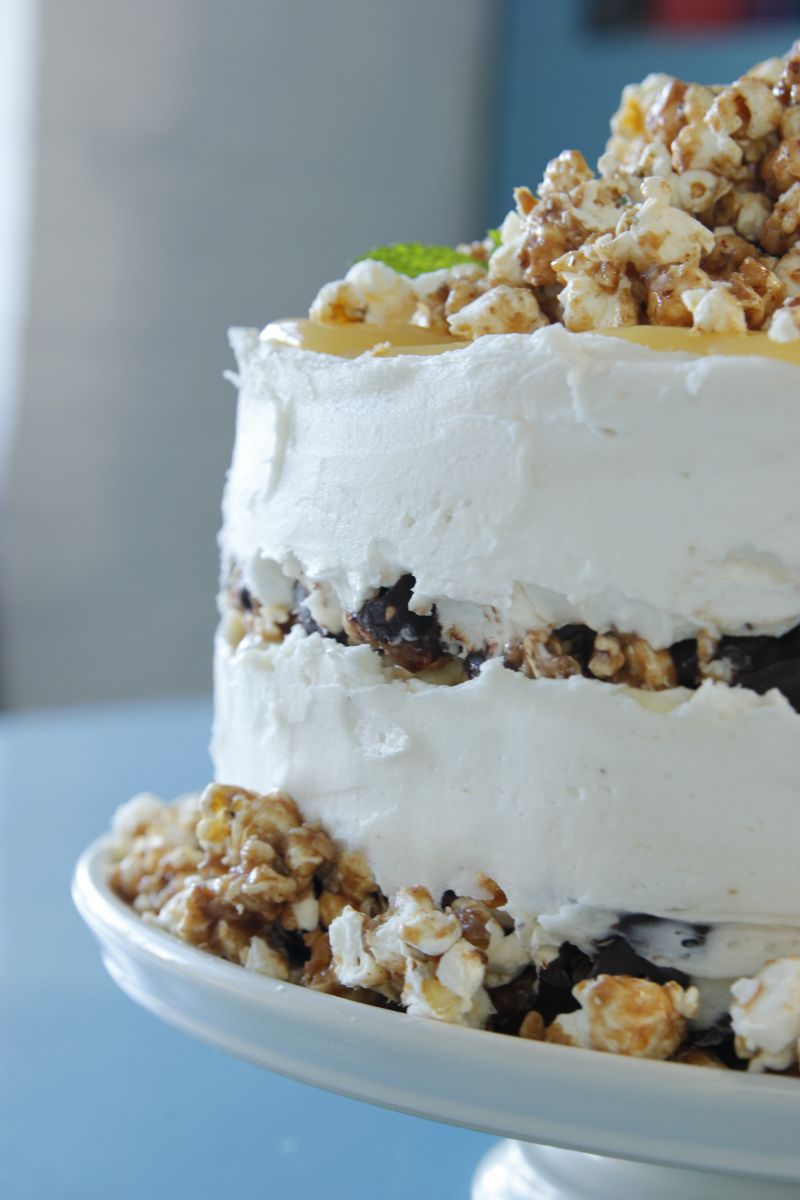 Lodowe ciasto z karmelowym popcornem