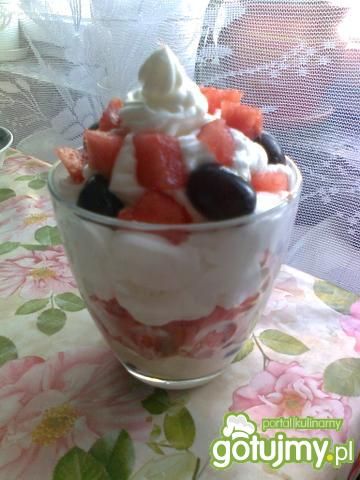 Lodowy deser arbuzowo-winogronowy