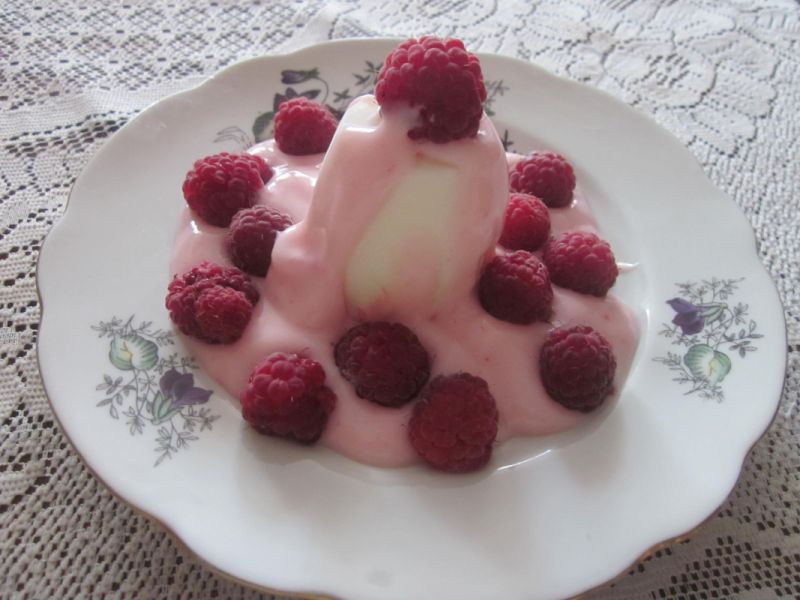 Lodowy deser z malinami