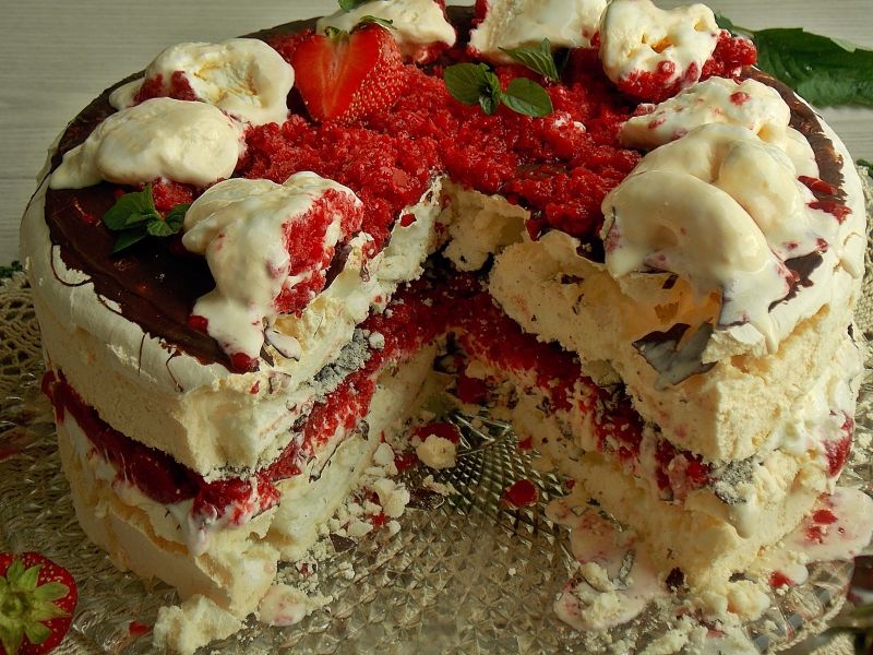 Lodowy tort bezowy z truskawkami Lodowy tort bezowy z truskawkami