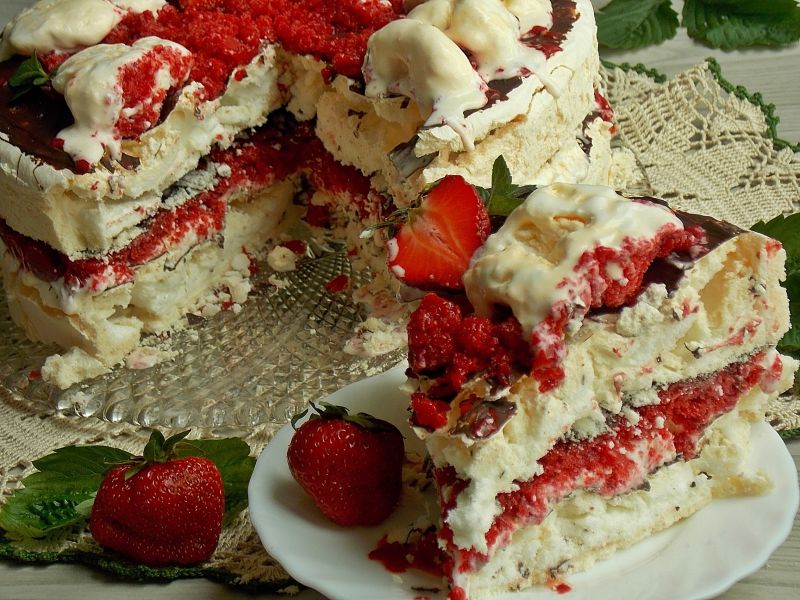 Lodowy tort bezowy z truskawkami Lodowy tort bezowy z truskawkami