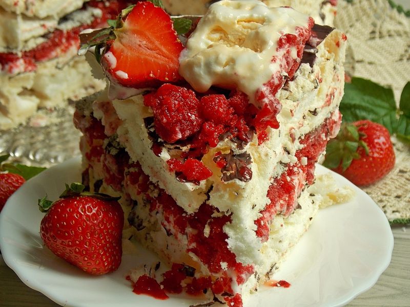 Lodowy tort bezowy z truskawkami Lodowy tort bezowy z truskawkami