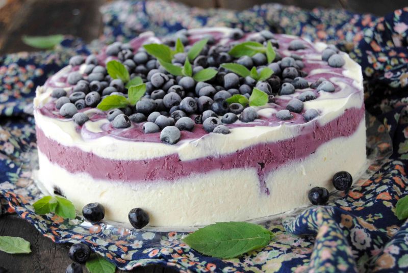 Lodowy tort jagodowy