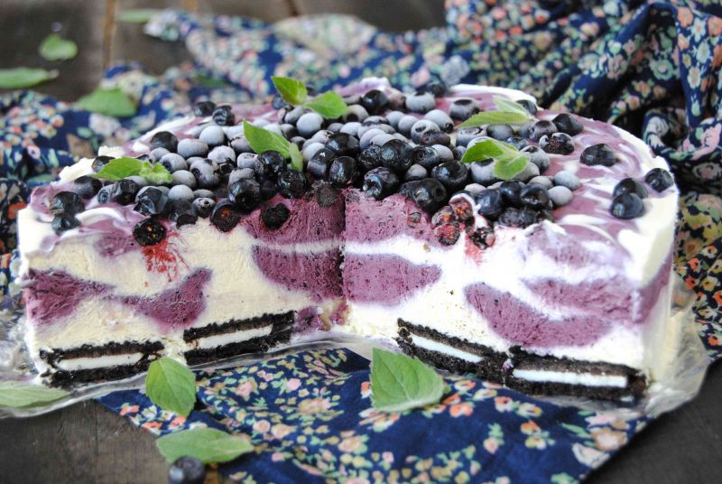 Lodowy tort jagodowy