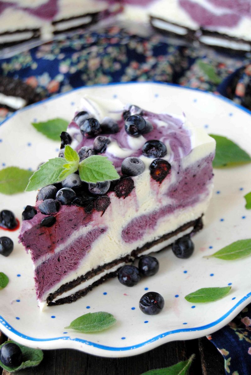 Lodowy tort jagodowy