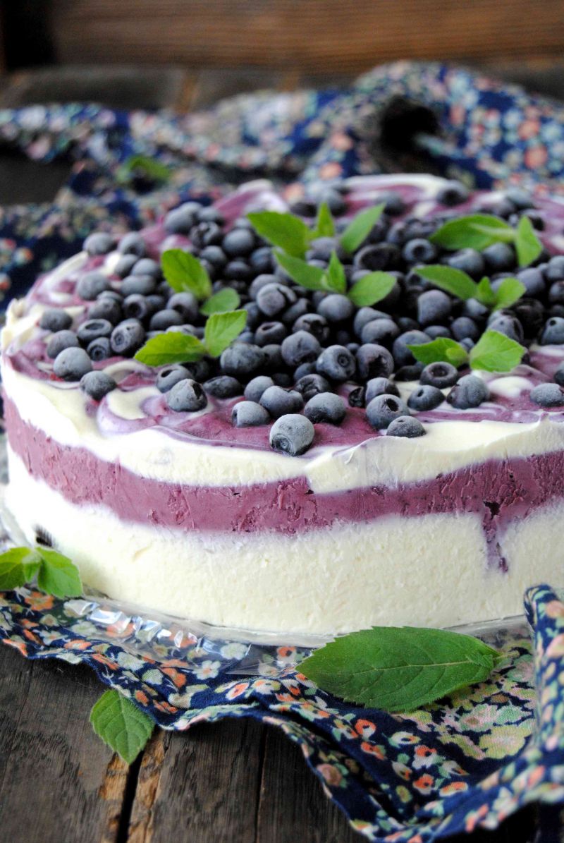 Lodowy tort jagodowy