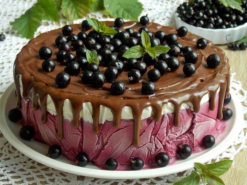 Lodowy tort z porzeczkami i polewą 